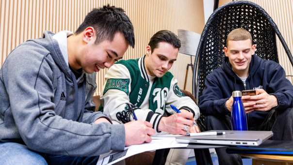 Studenten Logistics Management schrijven iets op papier