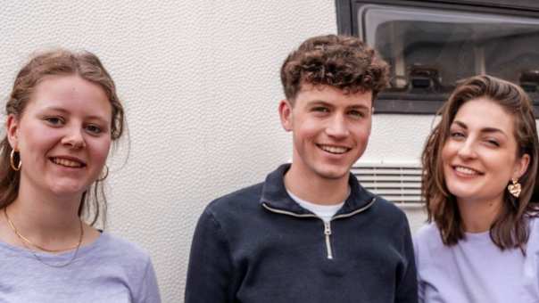 3 studenten Commerciële Economie voor de Campus Camper