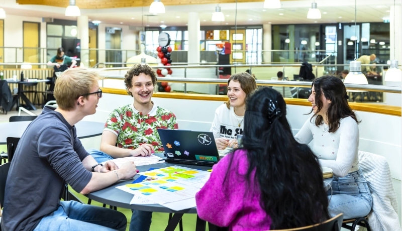 2 HBO-ICT studenten staan bij een robotopstelling