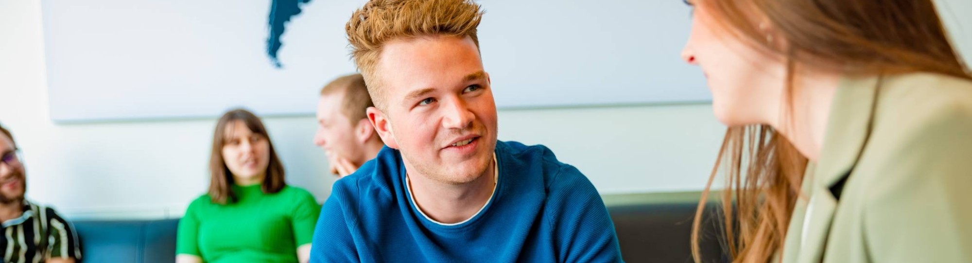 Learning and Development in Organisations voltijd, L&D, foto 5193, studenten in gesprek