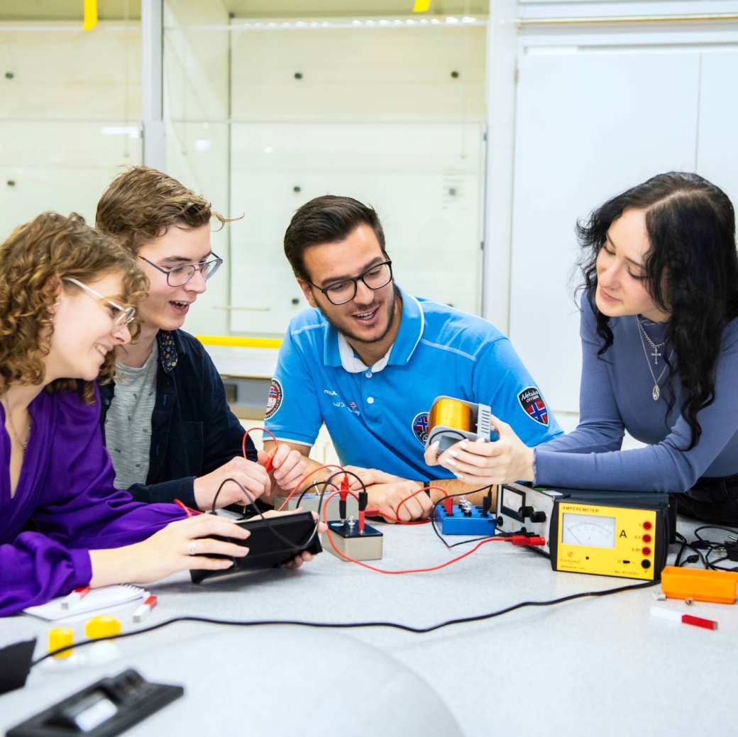Deeltijdstudenten Leraar Natuurkunde doen een proef.