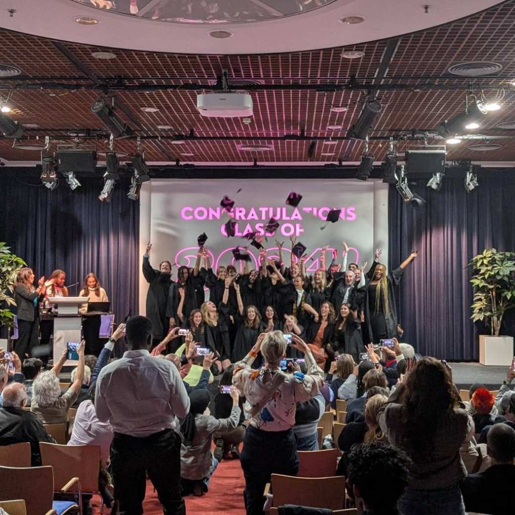 Studenten HAN International Social Work tijdens de diploma-uitreiking. Ze kijken uit naar de toekomst om te starten met een nieuwe baan binnen Social Work.