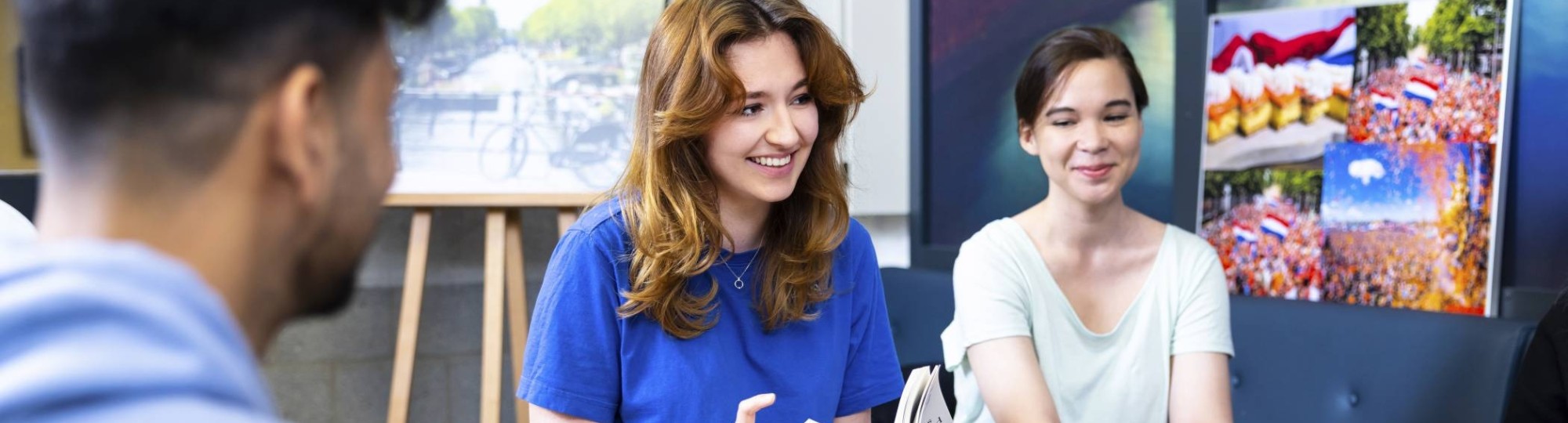 Studenten van de Engelstalige studie Communication bespreken hun studie op de HAN