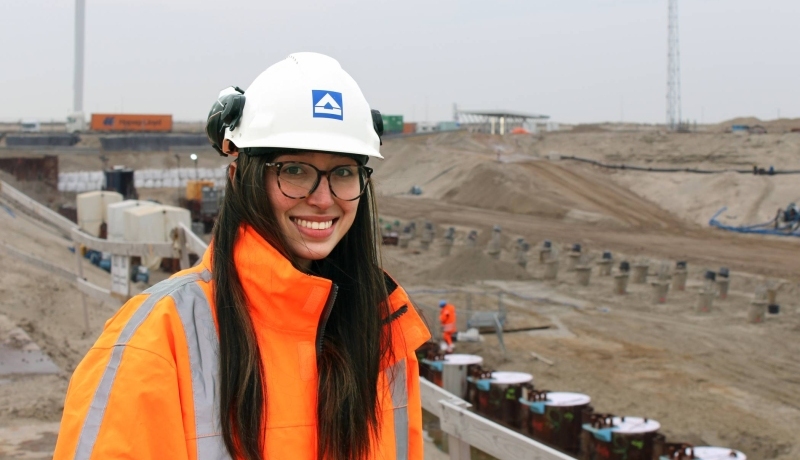 sophia petrocchi studente civiele techniek met persoonlijke beschermingsmiddelen op de 2e maasvlakte