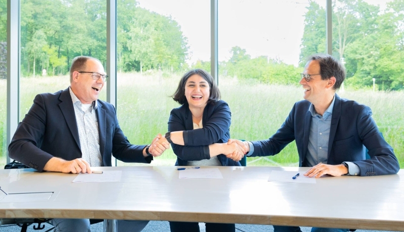 Het moment van ondertekening op 5 juni 2023 met Gerrit Averesch, directeur HAN Academie Engineering en Automotive, Jan-Paul Dijckmans, directeur Strategy & Partnerships bij TenneT, bijzonder lector Shima Mousavi Gargari van HAN Academie Engineering en Automotive