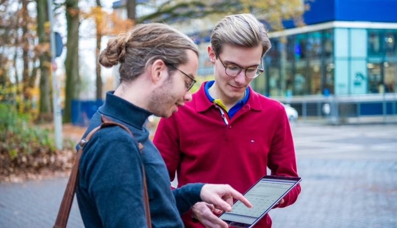 Straatonderzoek-respondent wijst naar tablet- Centre of Expertise Krachtige Kernen