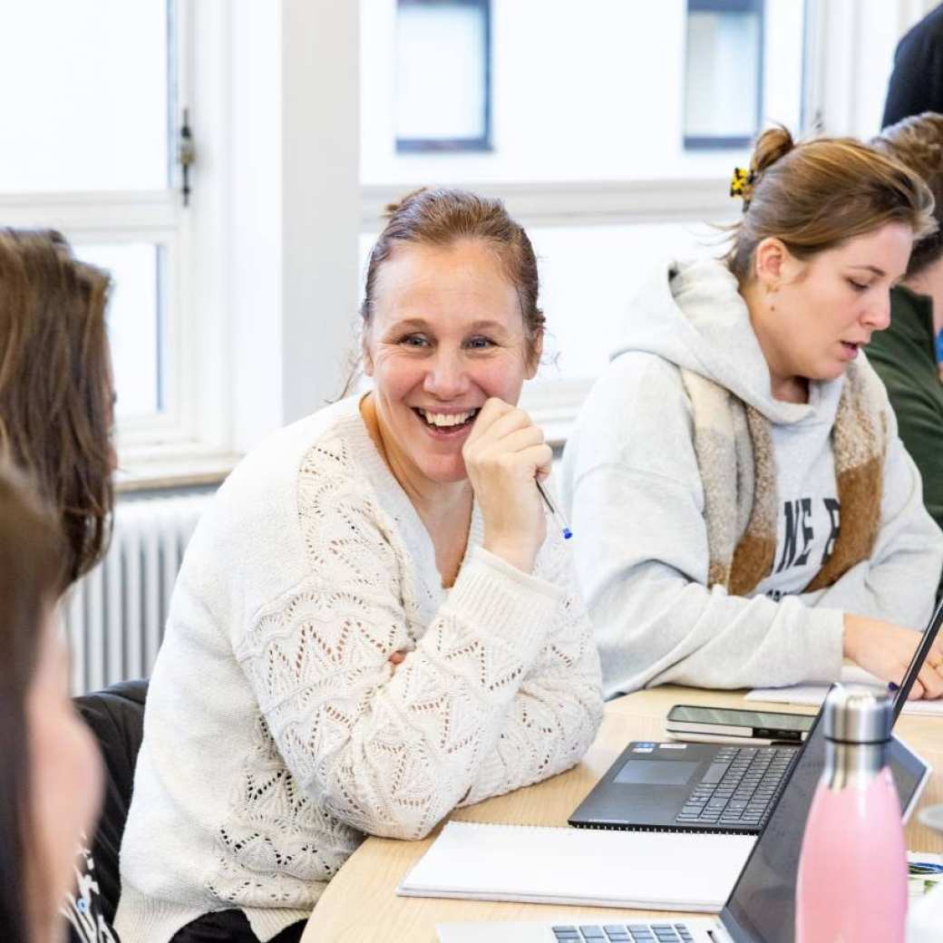 AMM LLO met studente Telma in gesprek in medestudenten