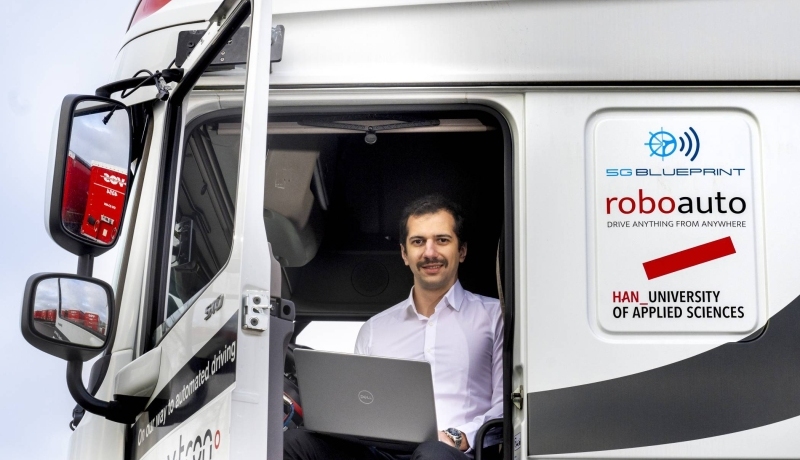 Master Engineering Systems student Radu Firtat in de truck van V-tron. Foto: Gerard Burgers.
