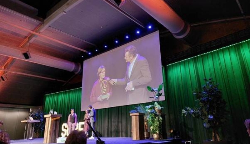 HAN beleidsmedewerker Marijn Post wint SURF Onderwijsaward voor haar inzet voor opene leermaterialen.