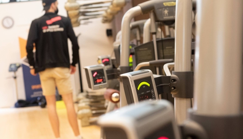 Jonge man in fitnesszaal