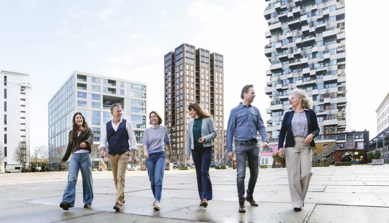 Een deel van de klas van de master Human Capital Innovatie loopt over een plein in Eindhoven