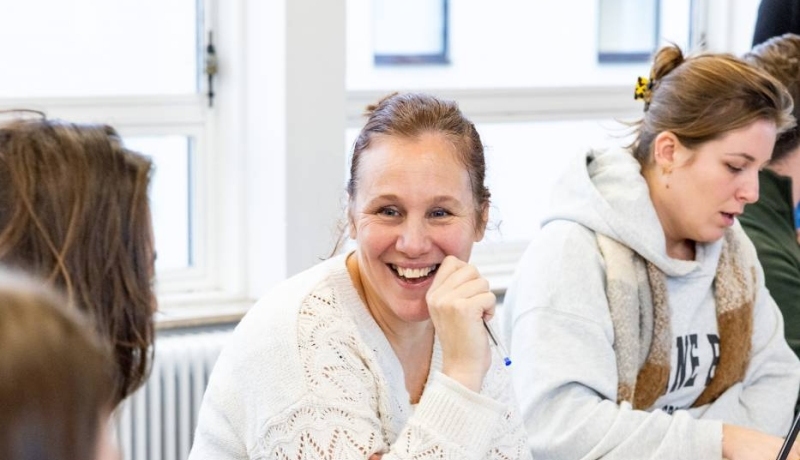 AMM LLO met studente Telma in gesprek in medestudenten