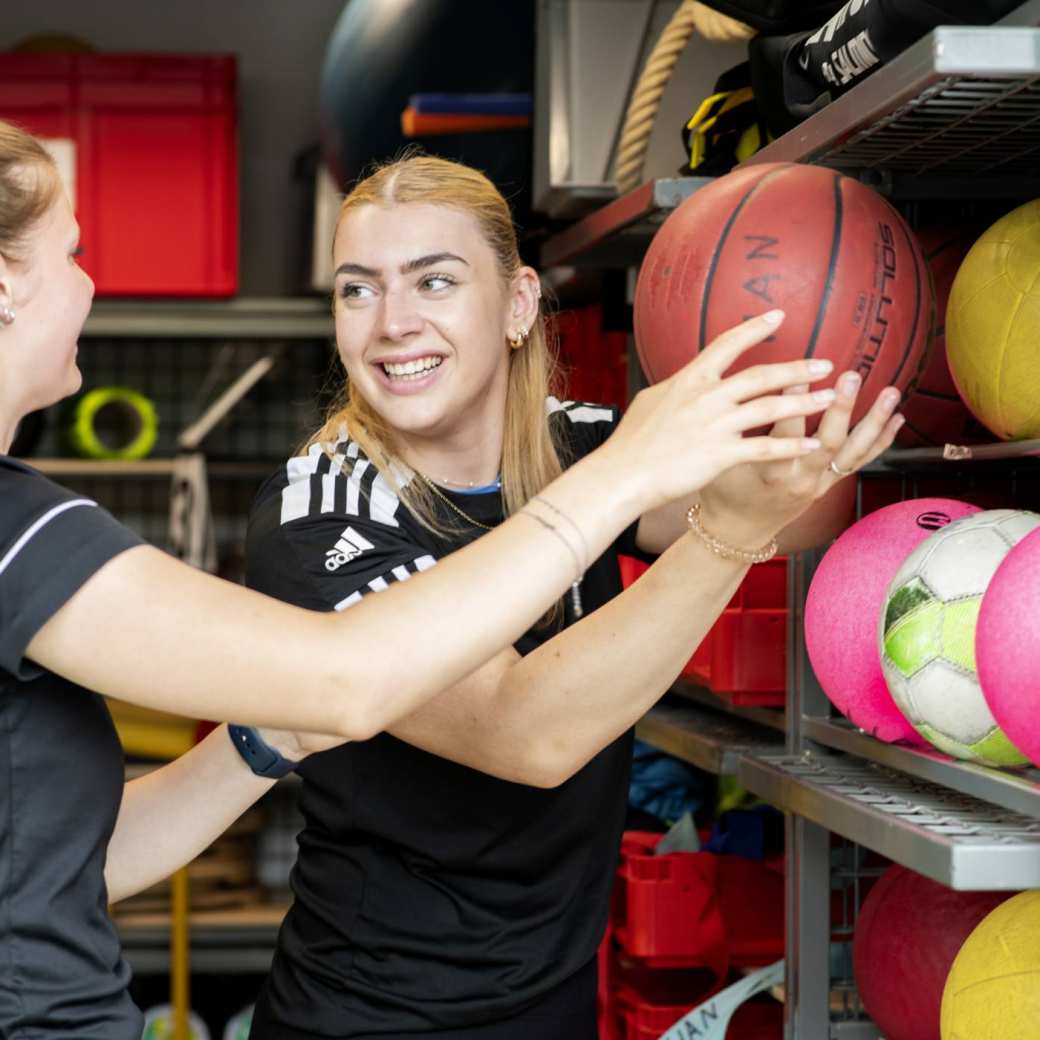 Pabo-ALO studenten staan in het materiaalhok van de gymzaal.