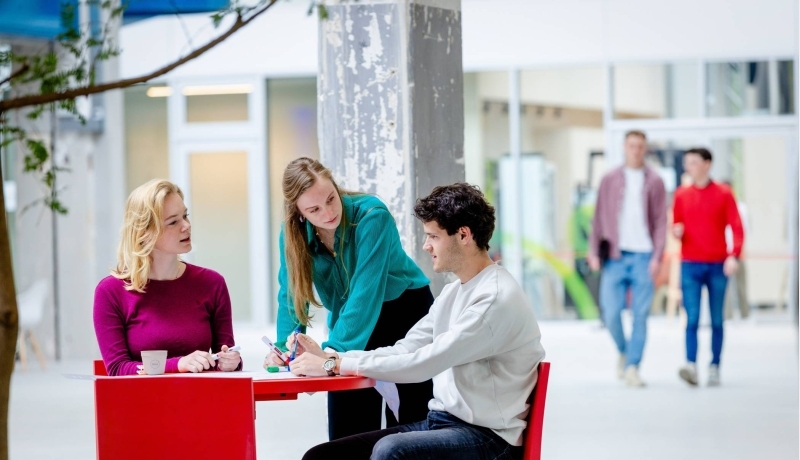 Studenten in IPKW aan het werk en in gesprek. Master Circulaire Economie 2024.