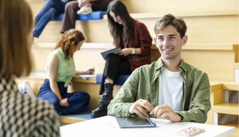 Student Support Center, studenten, Arnhem. Student in gesprek met studentbegeleider. Trappen R26. Fotoshoot 2023.