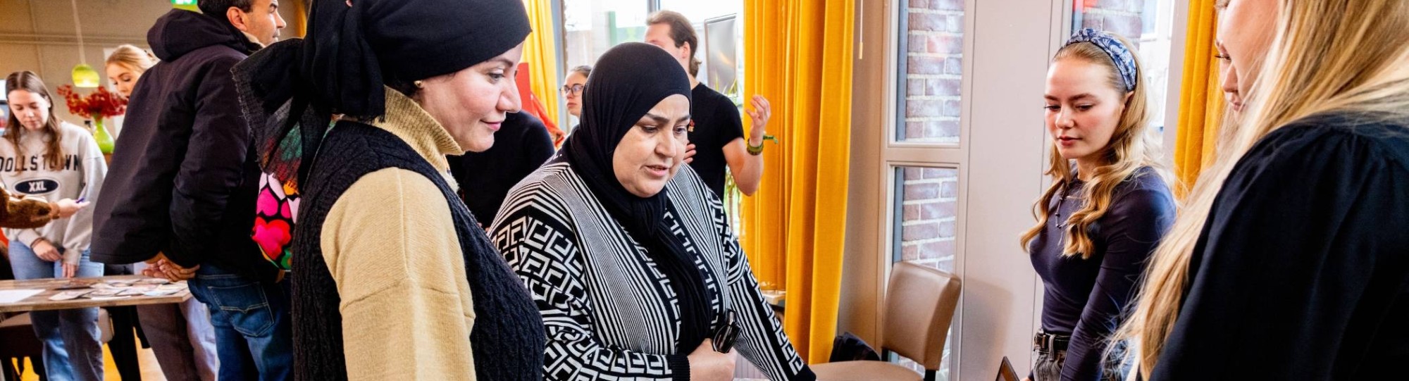 Labs en Werkplaats wijk Lindenholt-studenten-professionals en burgers aan het werk