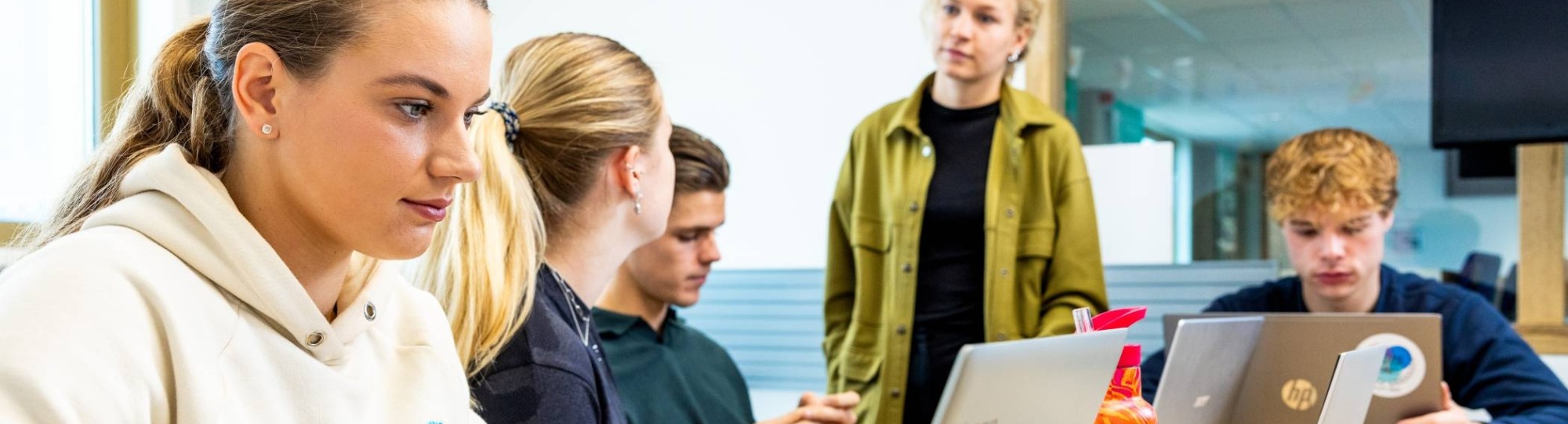 sportkunde  sportqube studenten aan het werk met docent2 2023