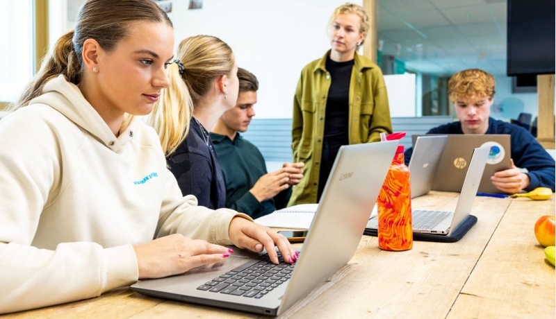 sportkunde sportqube studenten aan het werk met docent2 2023