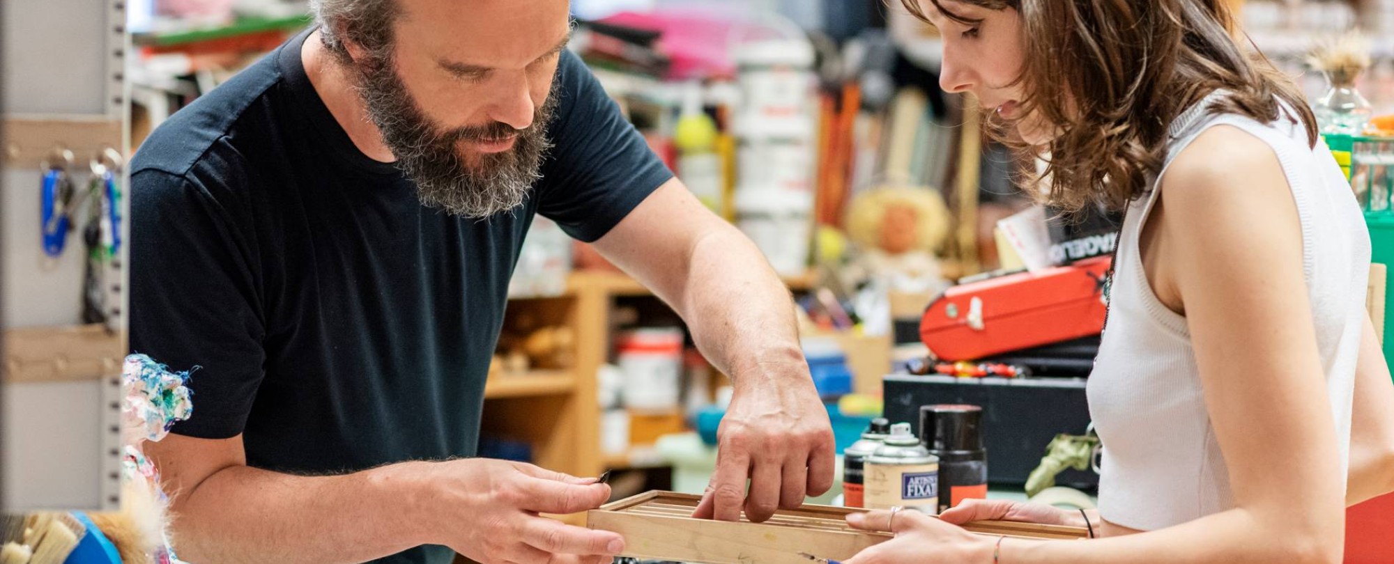 Vaktherapie student koopt materialen in het HAN winkeltje voor praktijk materialen