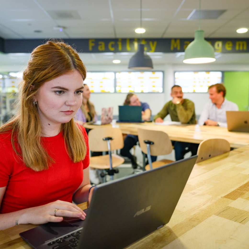 Facility Management, foto 7899, student werkt serieus op laptop aan tafel