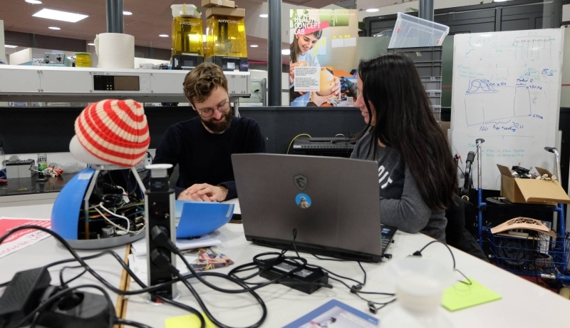 Onderzoekers overleggen in het HAN Health Concept Lab (HCL) waarbij ook studenten Industrieel Product Ontwerpen (IPO) en Embedded Systems (ESE) bij betrokken zijn.