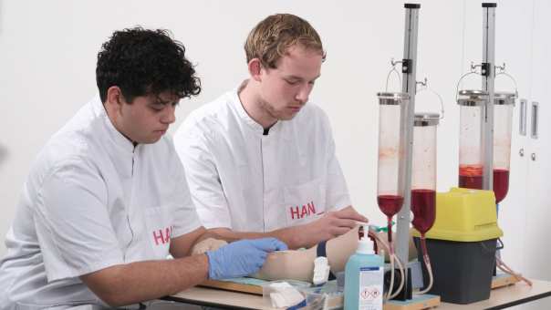 Docent Medische Hulpverlening geeft uitleg aan studenten