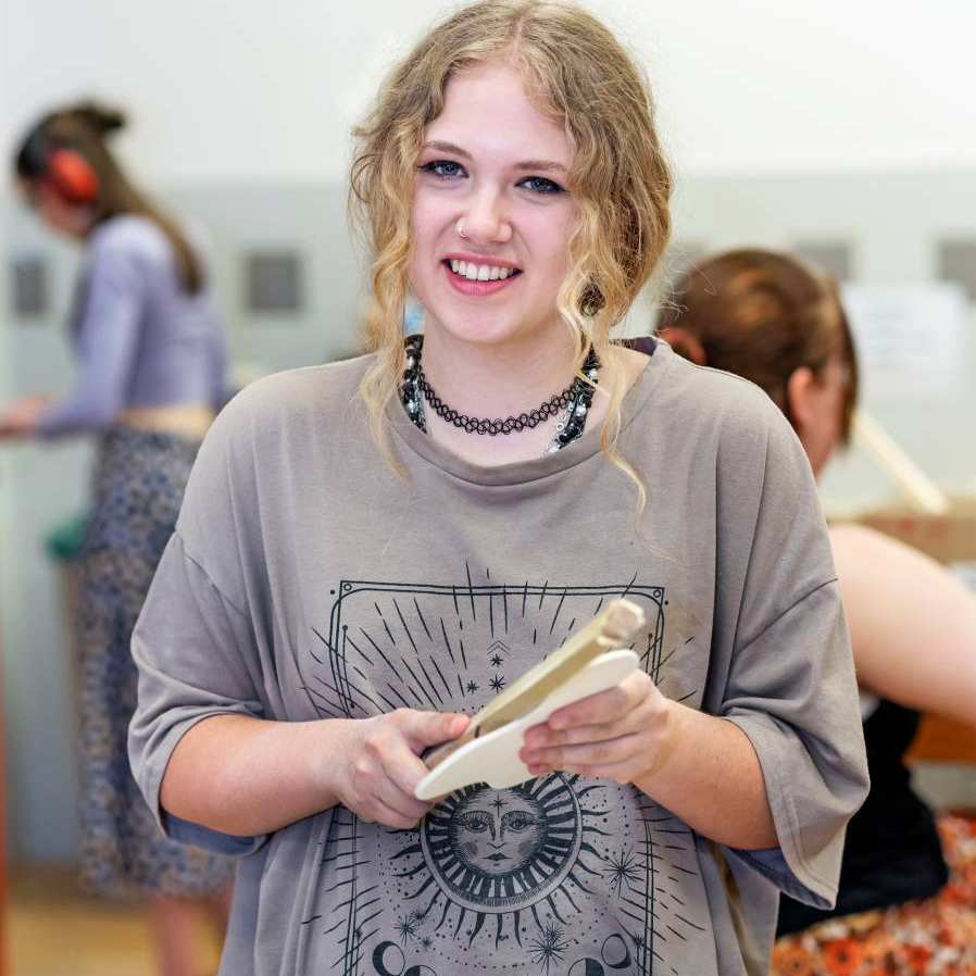 Student Beeldende Therapie aan het werk in houtlokaal