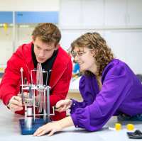 Twee studenten Leraar Natuurkunde kijken aandachtig naar hun experiment.