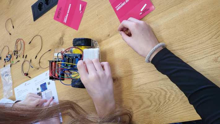 Meiden werken aan Arduino auto tijdens Girls' Day.