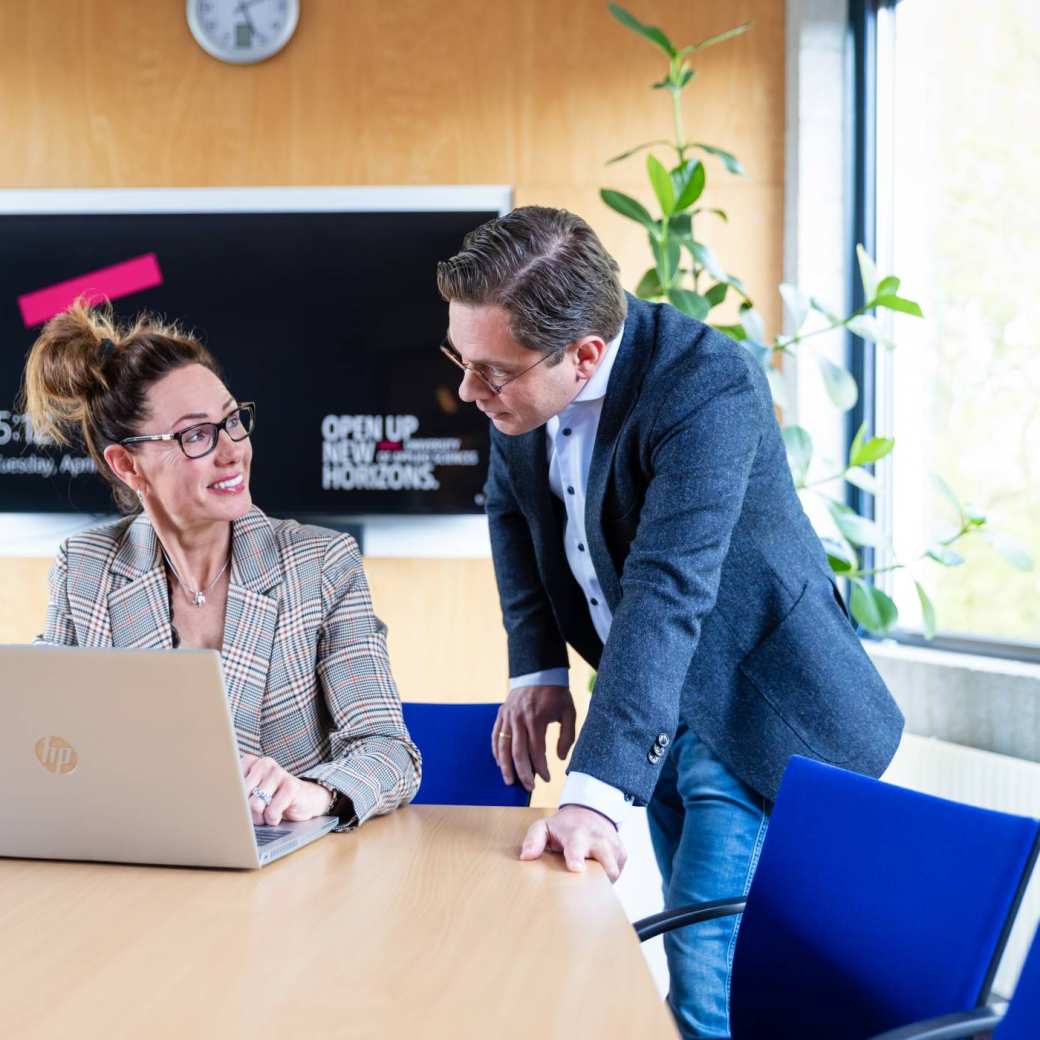 Post-hbo Bedrijfskunde, studeren, overleggen, samenwerken, laptop, 2022