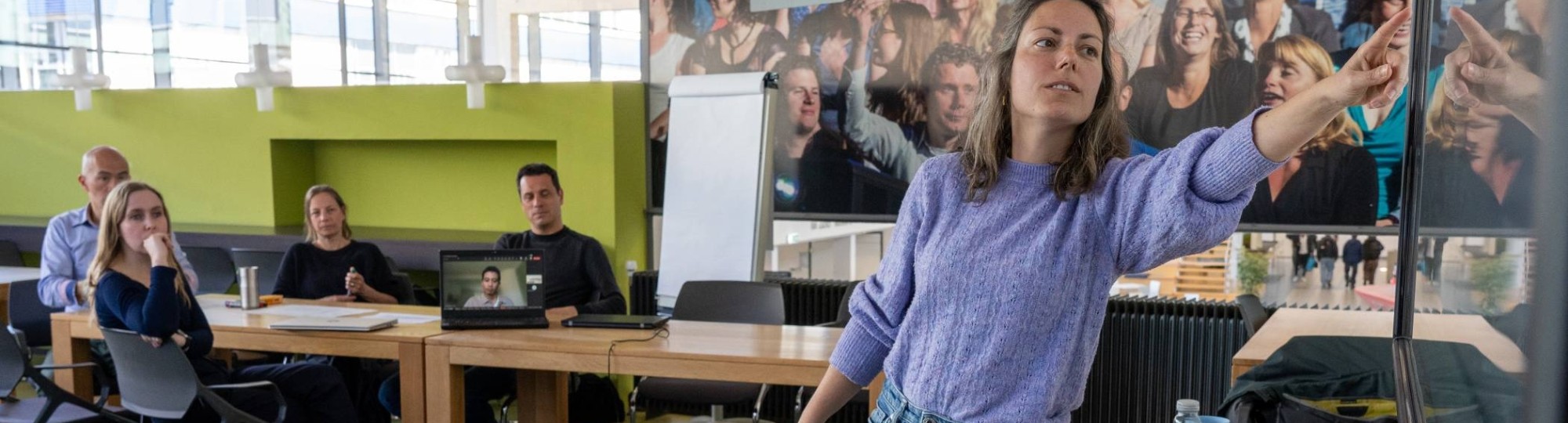 Foto's tijdens een teammeeting van OOI2