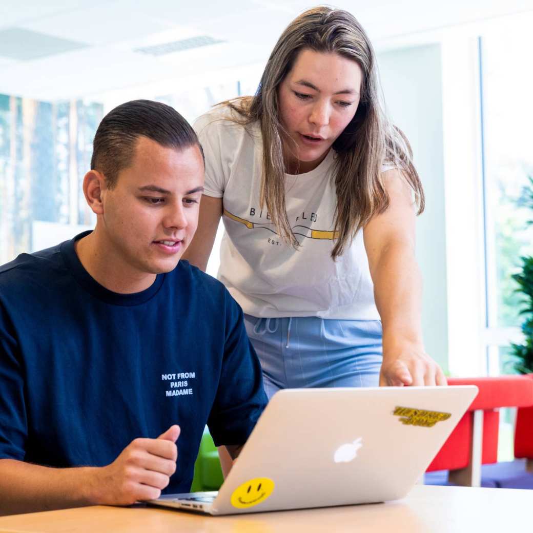 master sport- en beweeginnovatie voltijd saskia kijkt mee op laptop van tristan 2022