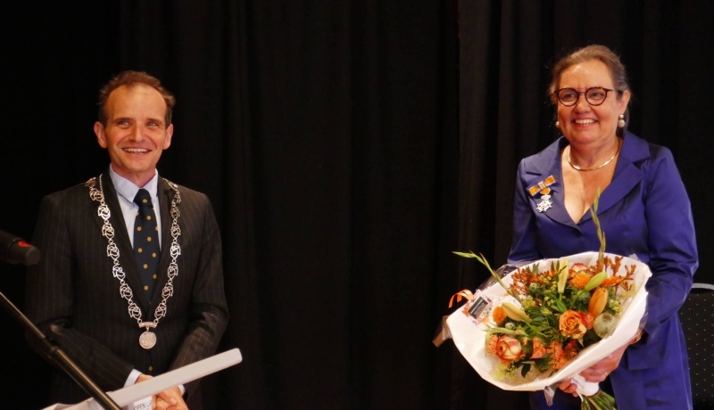 Marie Antoinette Minis gaat met pensioen en kreeg tijdens haar afscheid tevens een lintje van de burgemeester van Berg en Dal.