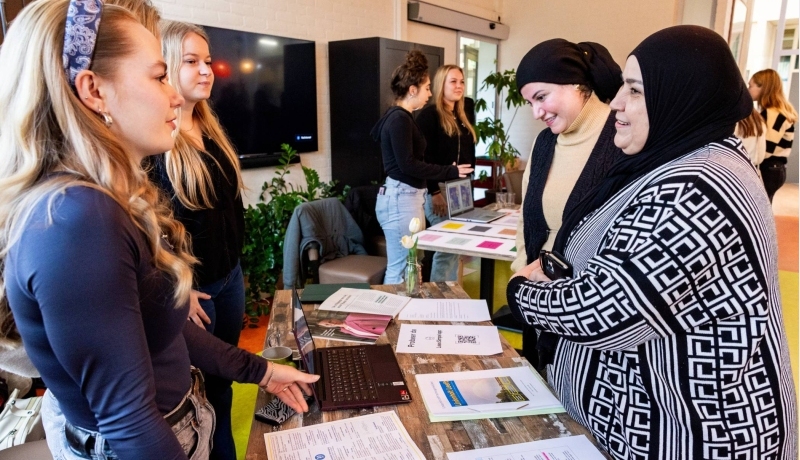Labs en Werkplaats wijk Lindenholt-studenten-professionals en burgers aan het werk
