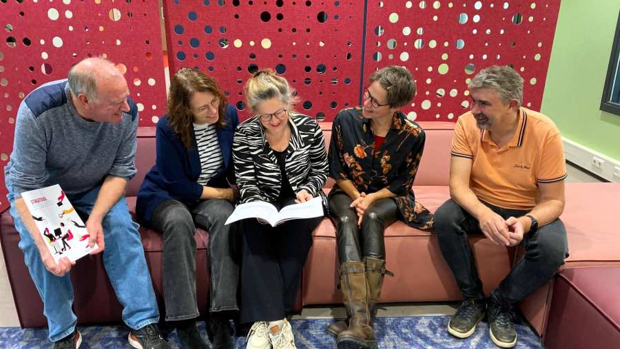 Een foto van HAN-onderzoekers en docenten Antje Orgassa, Jeanette Danes, Ben van Hoof, Michel Koolwaaij, Tamara van Dijk zittend rondom de StageTool. 