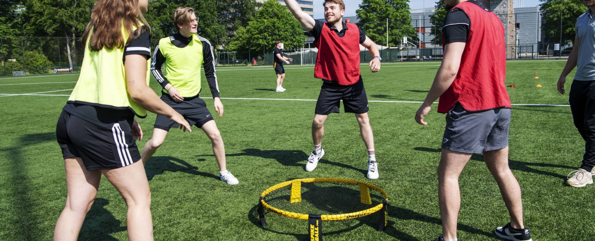 Sportkunde studenten zitten te kletsen op de HAN in de mixed zone