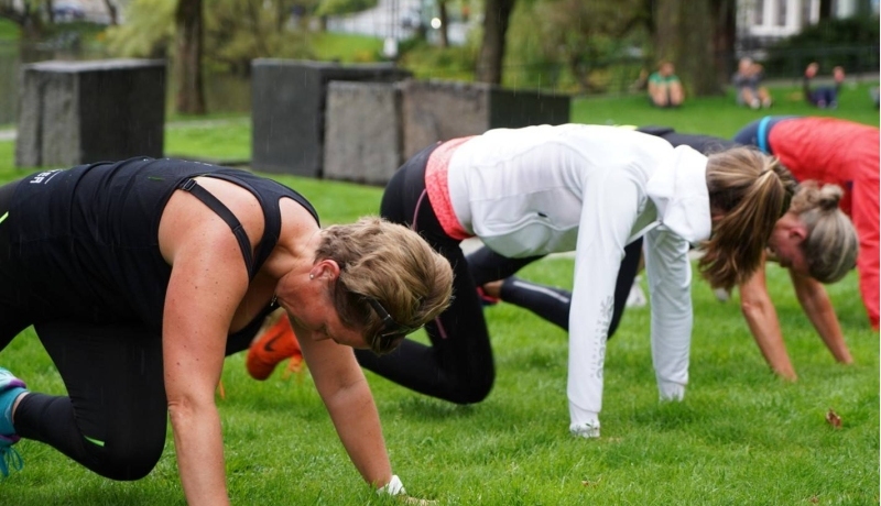 Mensen sporten buiten op een grasveld