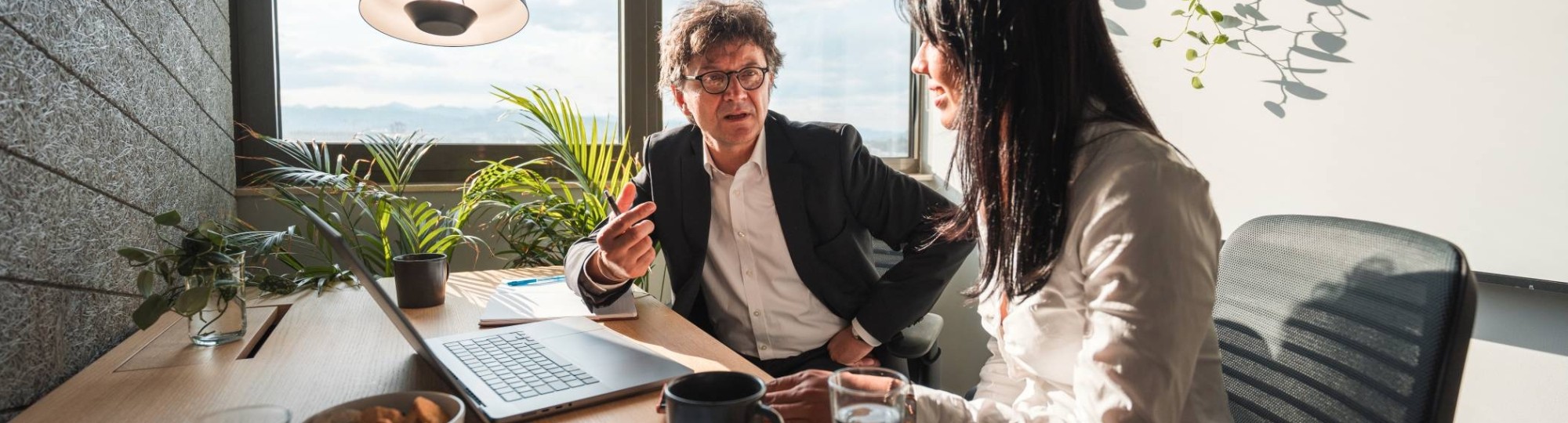 Een financieel adviseur geeft advies aan een mkb-er