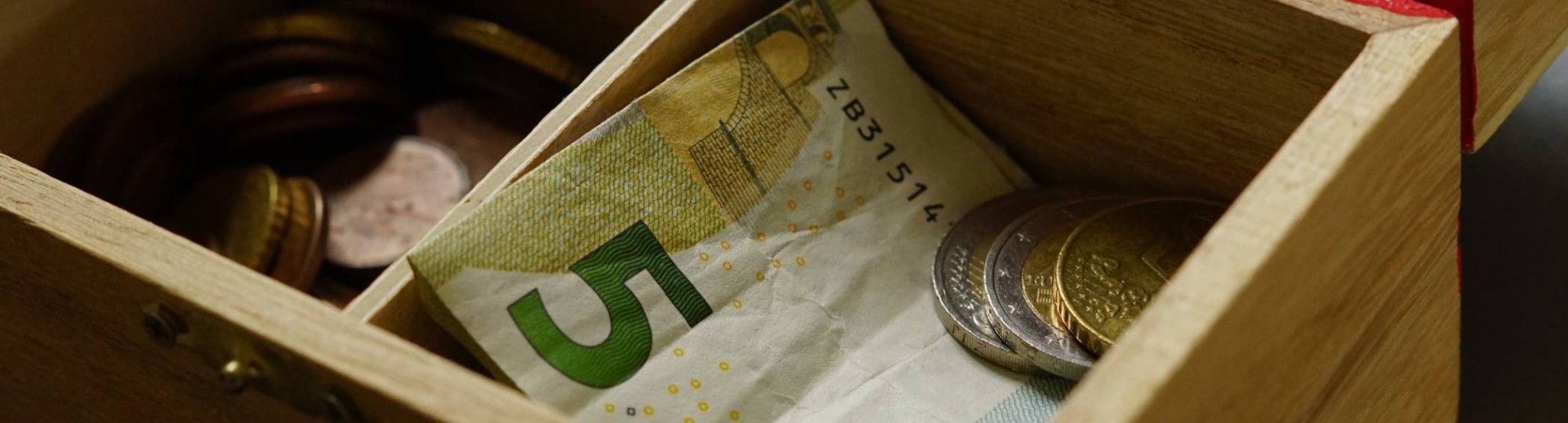 Armoede in beeld. Kistje met geld
