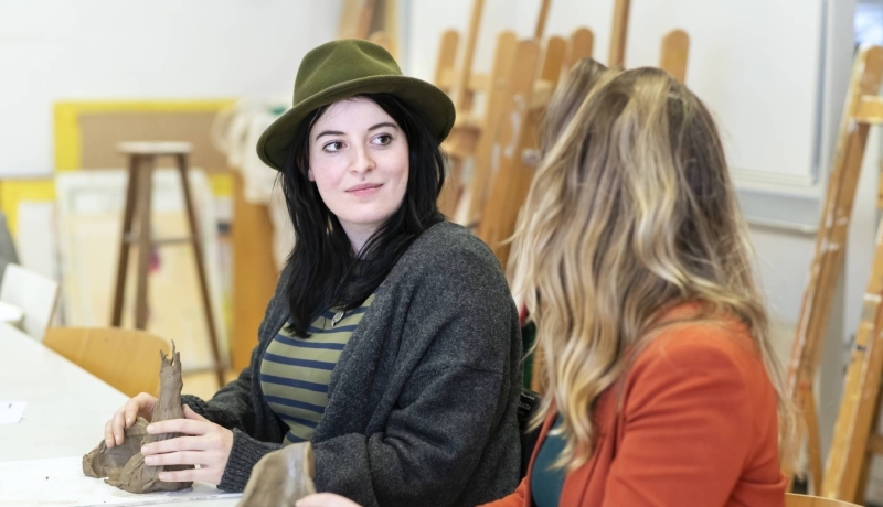Studenten Master Vaktherapie – Beeldende Therapie – tijdens boetseren.