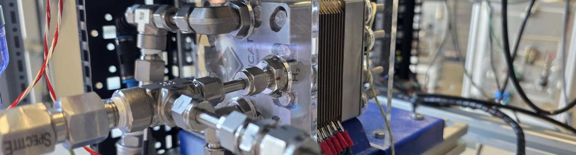 Foto van machines elektrolyse-installaties binnen onderzoek Sander Helmig voor HyPRO-project