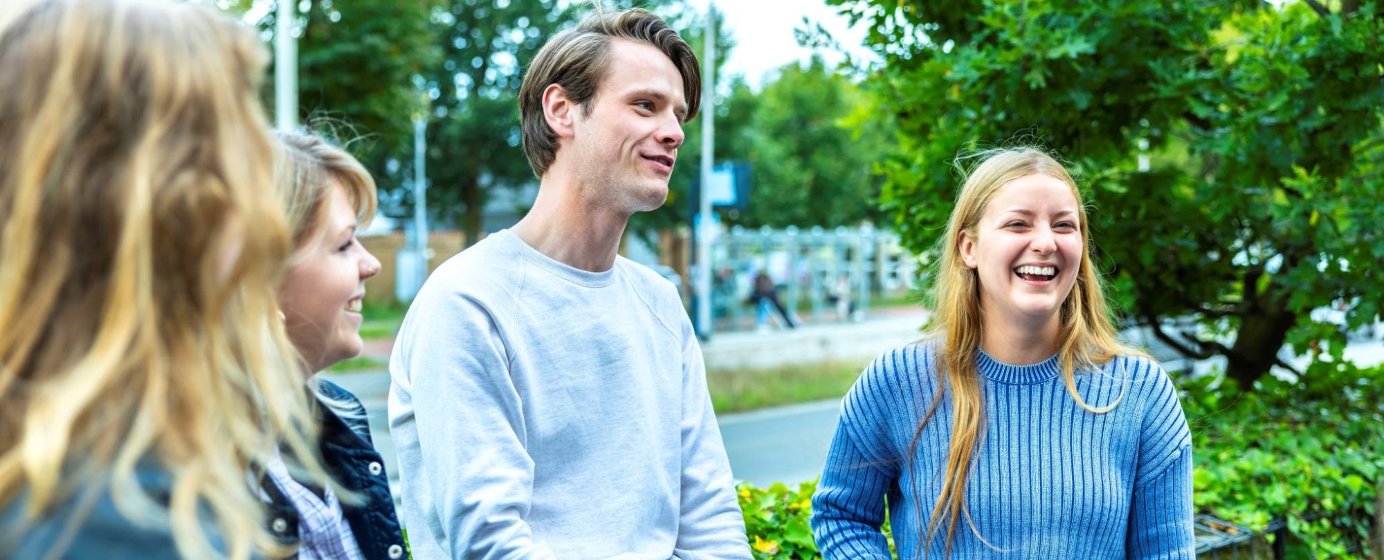 Studenten buiten in gesprek