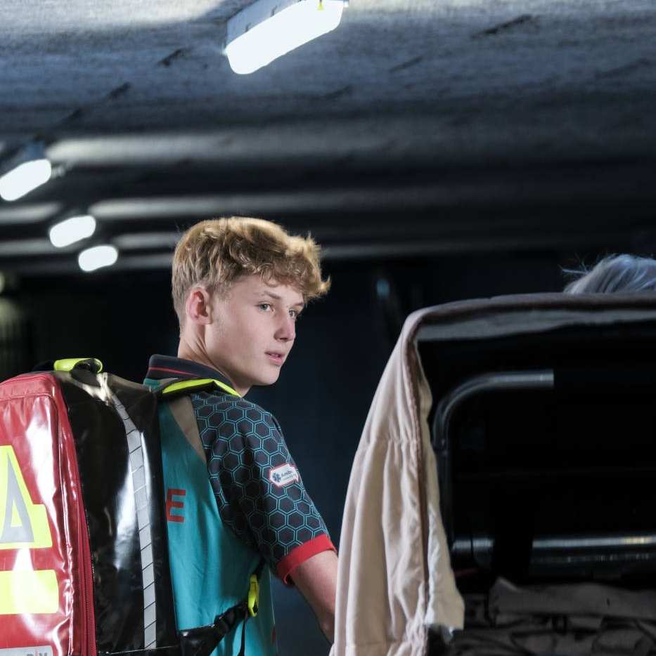 Student kijkt naar patiënt op brancard