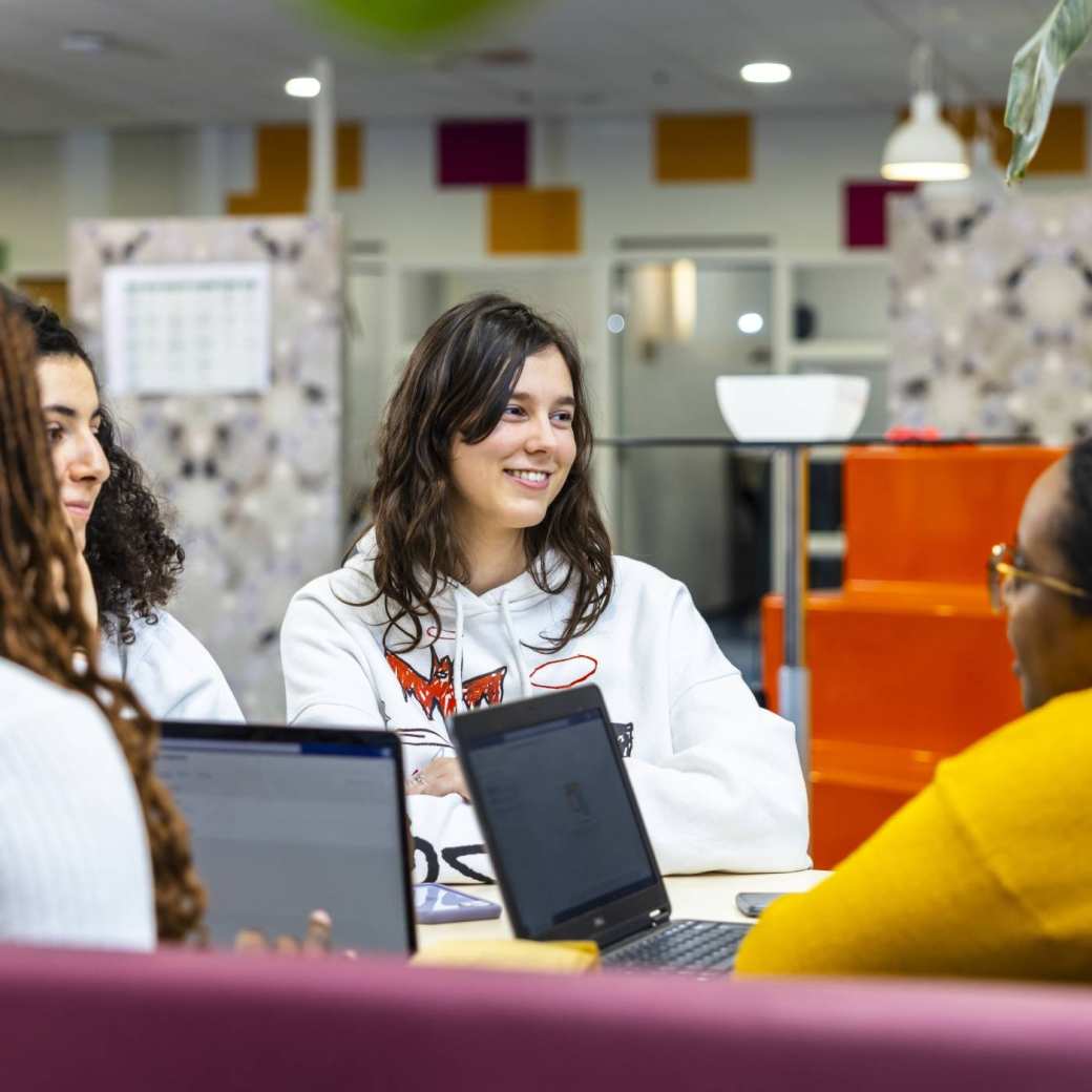 CMD studenten werken samen aan een opdracht