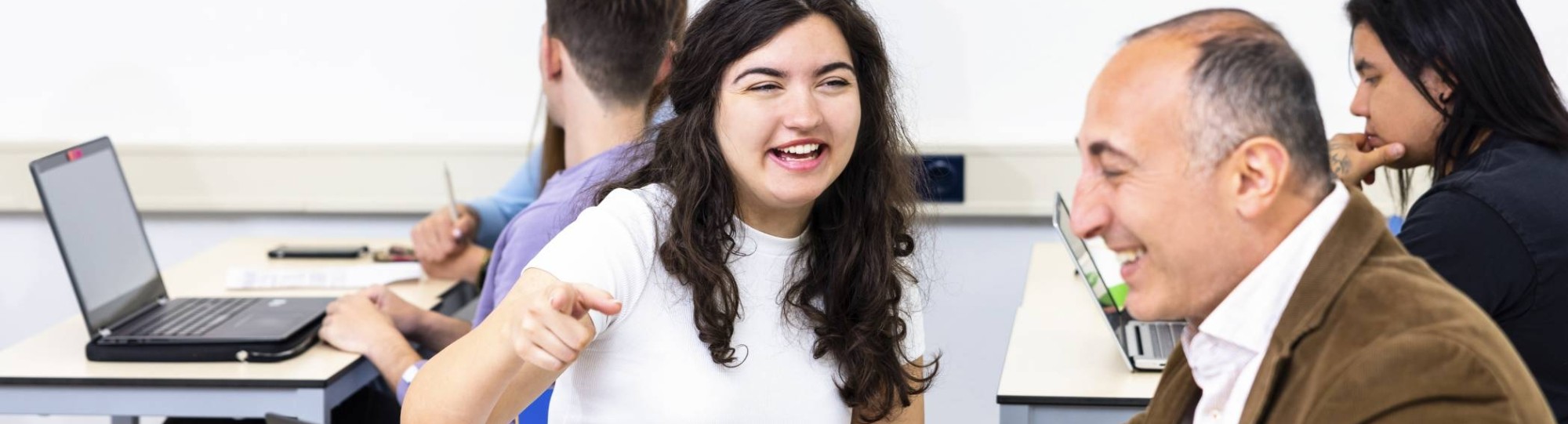 International Business-student krijgt begeleiding van een docent die vakkennis deelt.