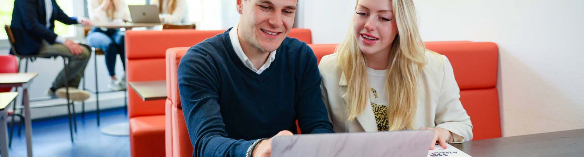 Personen zijn in gesprek voor een samenwerking