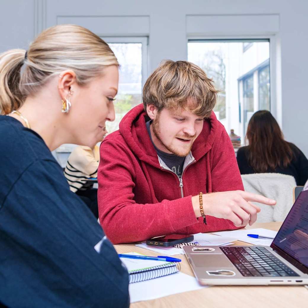 AMM LLO Joey en Isa tijdens les Social Work deeltijd