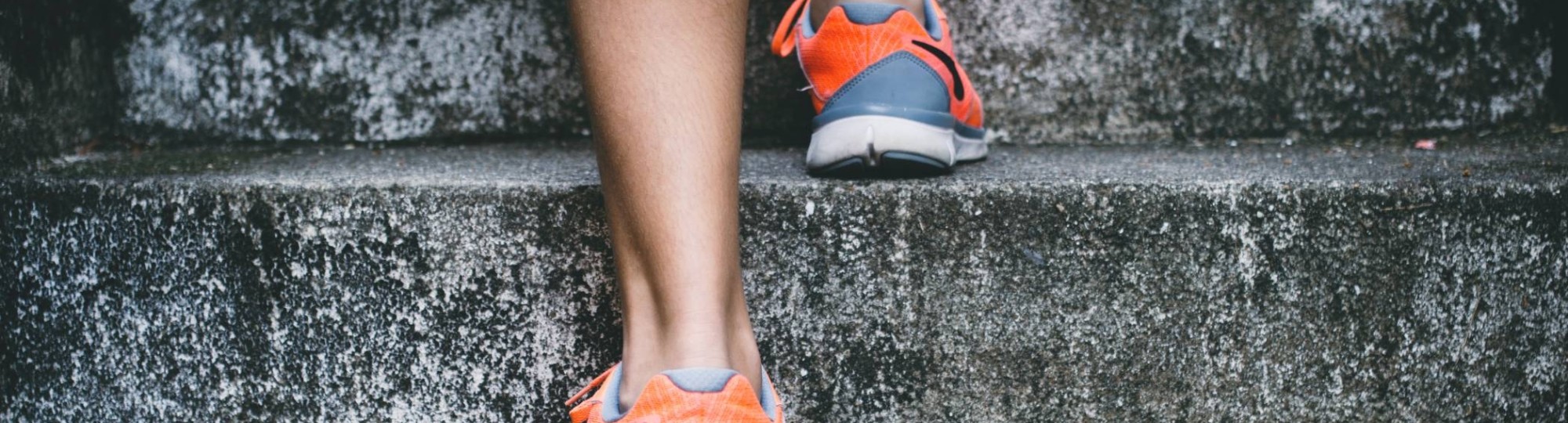 Traplopen in sportschoenen buiten
