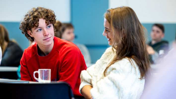 Studenten IPL luisteren naar het verhaal over armoede door een ervaringsdeskundige. Vervolgens spelen ze in groepjes, samen met de docenten en ervaringsdeskundigen, het spel Kansen Keren.
