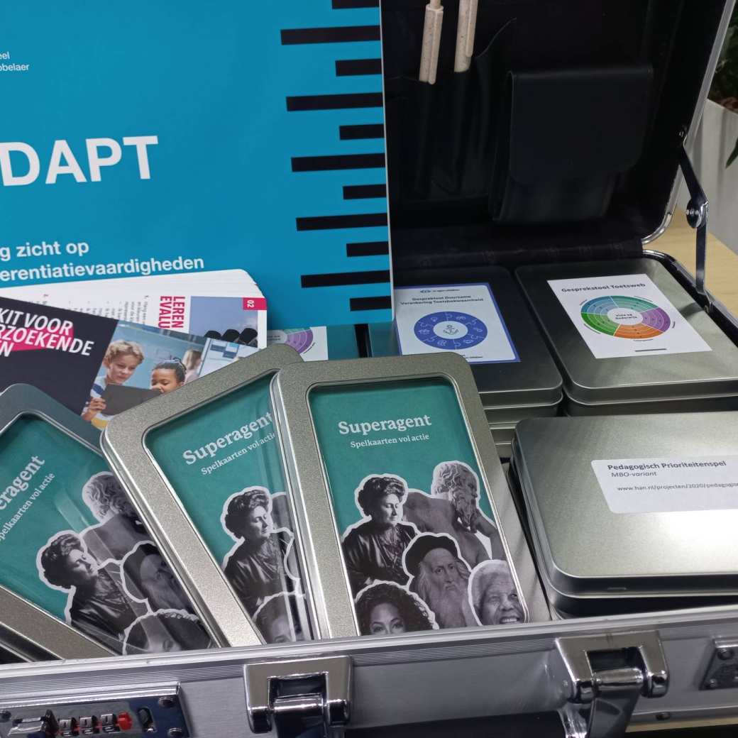 Een koffer vol spellen met de opbrengst van praktijkonderzoek van de lectoraten Eigentijds beoordelen en beslissen en Professionaliteit van leraren, die samen het onderzoeksteam Kwaliteiten van Leraren vormen.